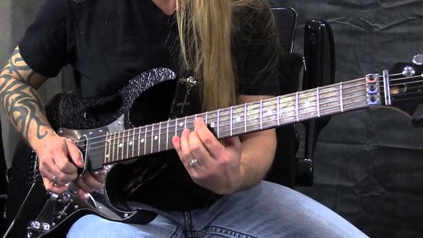 GuitarZoom – Essentials of Soloing Phrase in 14 Days